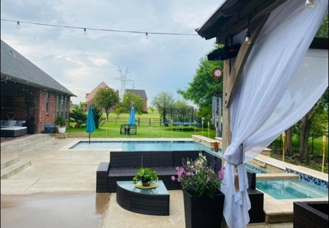 Biệt thự tại Dallas, Texas, Mỹ của vợ chồng Hồng Ngọc được thiết kế theo phong cách châu âu cổ điển, gam màu gỗ trung tính. Phòng khách ấm cúng với bộ sofa đỏ trầm, phòng bếp chủ yếu đồ gỗ. Nhà ăn sử dụng tông trắng chủ đạo, có nhiều cửa sổ lớn. Hồ bơi và sân vườn ngoài trời trở thành không gian lý tưởng để cả gia đình thư giãn. 