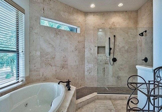 Ngoài ra, gia đình Hồng Ngọc có căn biệt thự thứ hai rộng gần 1000m2 bên bờ biển Florida, Mỹ. Năm 2019, ông xã Thomas Tâm Nguyễn dành tặng vợ căn biệt thự này nhân dịp sinh nhật nữ ca sĩ. Biệt thự gồm 6 phòng ngủ, 6 phòng tắm, bể bơi và sân vườn. Gia đình Hồng Ngọc thường đến đây nghỉ dưỡng vào cuối tuần.