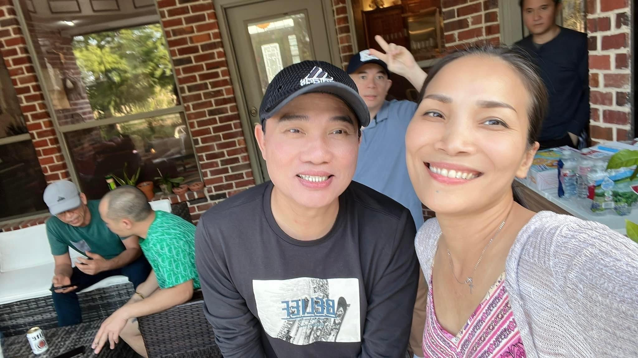 Trên trang cá nhân, Hồng Ngọc đăng ảnh chụp với Quang Linh và Dương Triệu Vũ. Trước đêm diễn tại Mỹ, hai nam ca sĩ đến thăm, luyện tập cùng ban nhạc tại biệt thự 1000m2 của Hồng Ngọc.