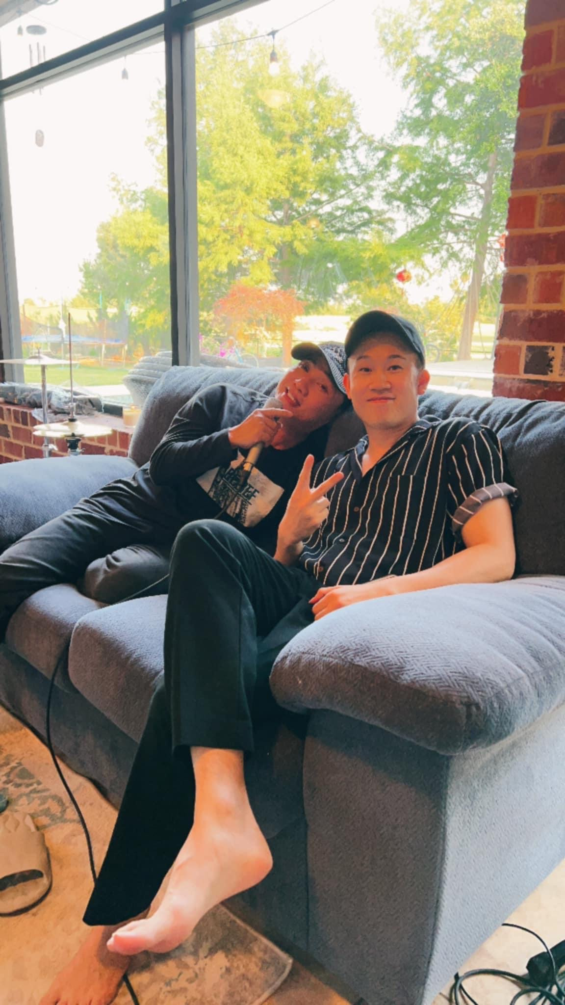 Ca sĩ Dương Triệu Vũ (bên phải) bày tỏ sự thích thú với không gian rộng rãi và những món ăn ngon do đàn chị chuẩn bị. 