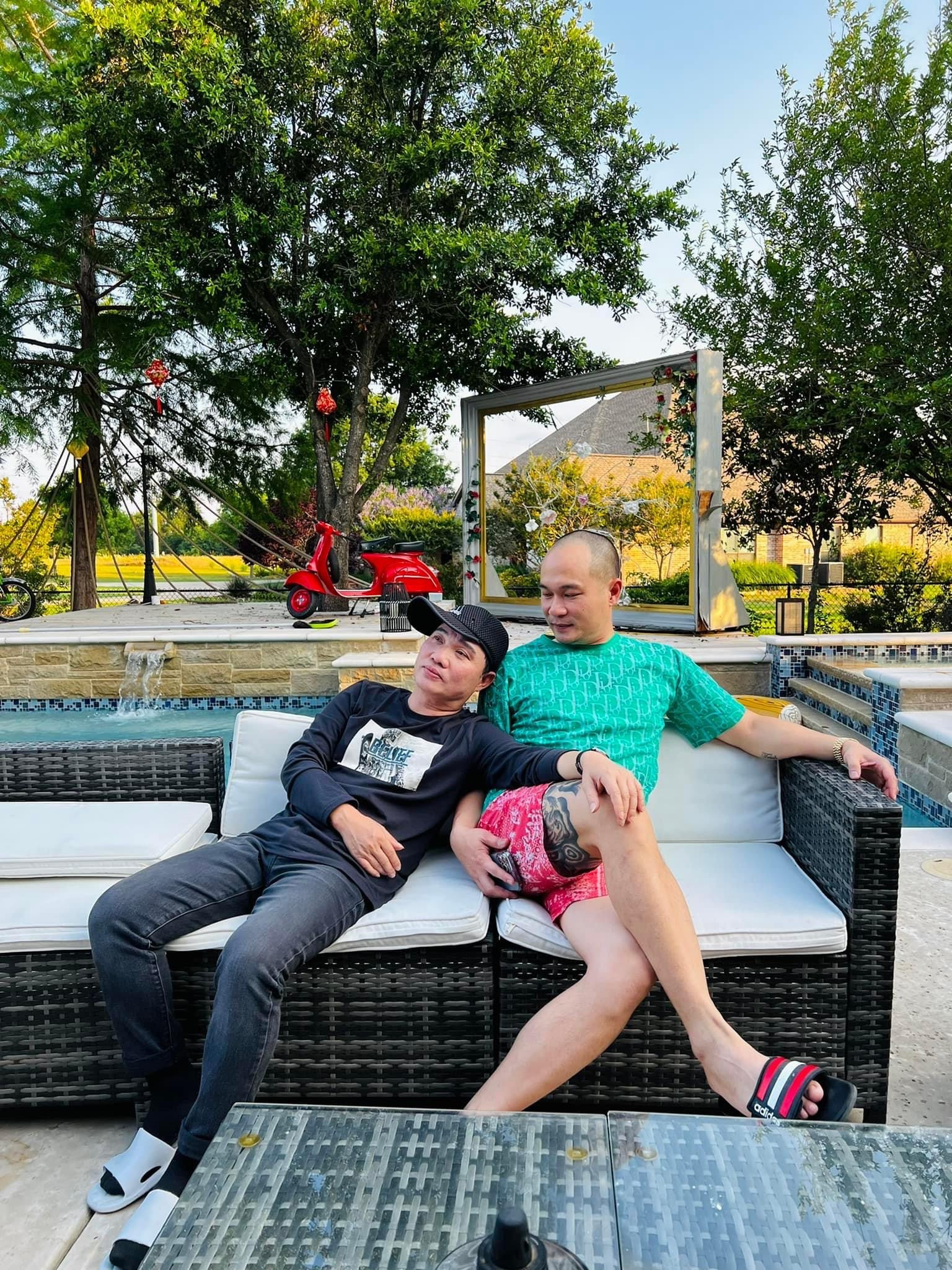 Khoảnh khắc ca sĩ Quang Linh tựa vào một thành viên ban nhạc Headline (bên phải), gương mặt biểu cảm hài hước.