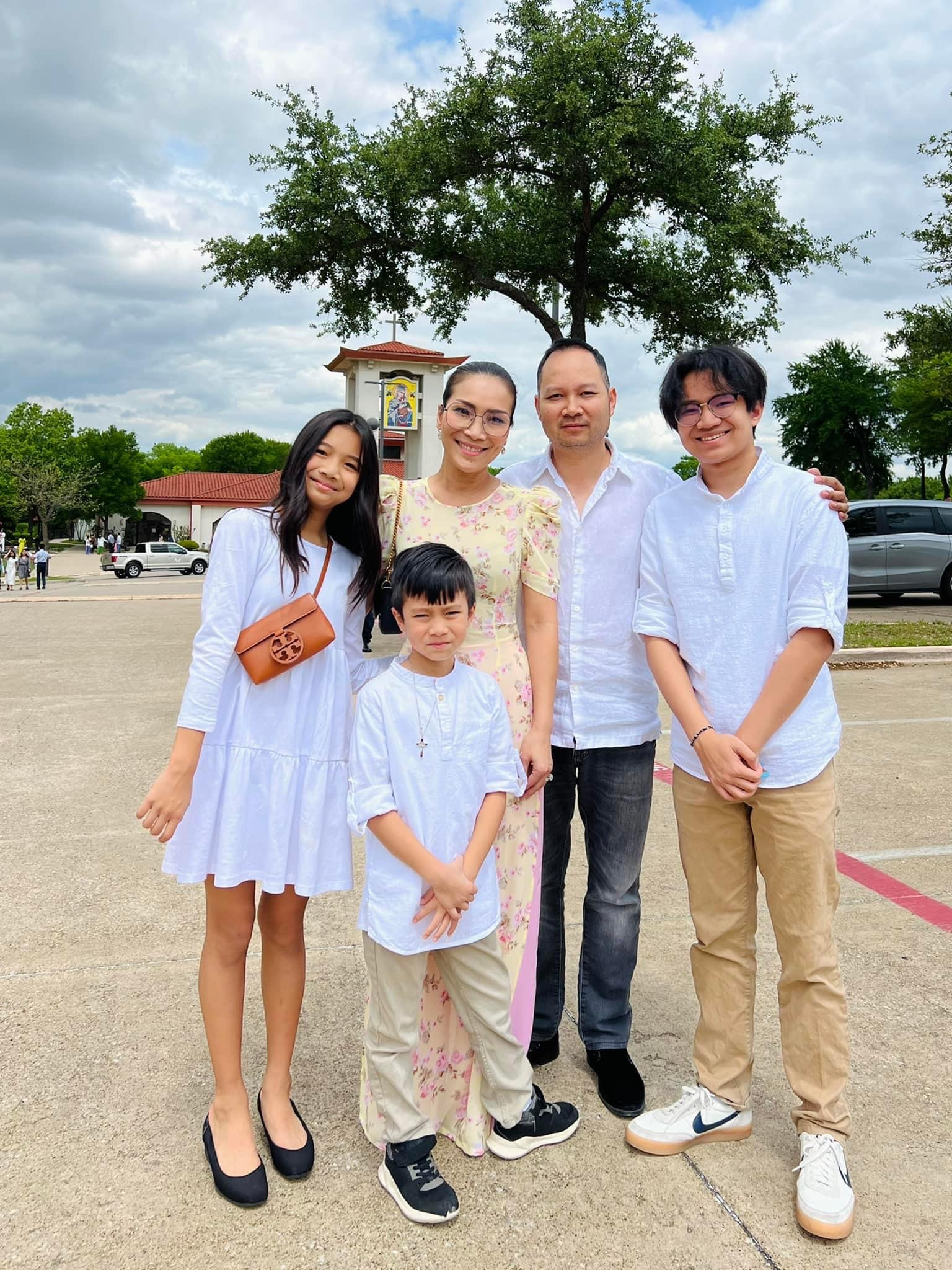  Hồng Ngọc hiện có cuộc sống hạnh phúc, viên mãn, ở biệt thự sang trọng tại Mỹ bên chồng và 3 con. 