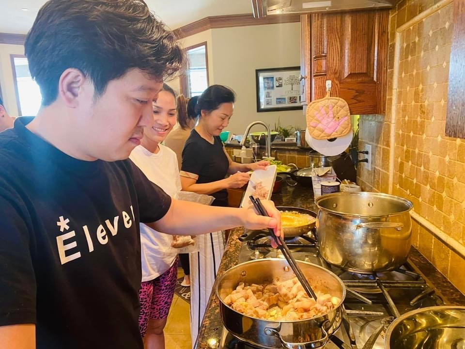 Trước đó, trong một chuyến lưu diễn tại Mỹ, vợ chồng Hồng Ngọc đã tiếp đón Trường Giang - Nhã Phương đến chơi, tổ chức tiệc họp mặt. Trường Giang còn đích thân vào bếp trổ tài nấu ăn. 