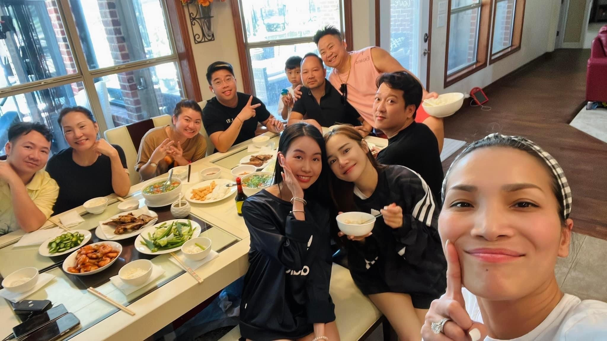 Bữa tiệc ấm cúng, quây quần của gia đình Hồng Ngọc cùng nhiều bạn bè, đồng nghiệp. Mọi người chụp hình kỷ niệm và trò chuyện vui vẻ. 