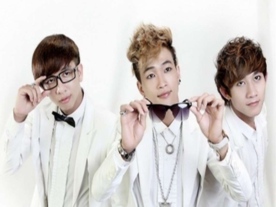 Nhóm nhạc HKT gồm Lý Tuấn Kiệt, TiTi và Hồ Gia Hùng, được thành lập vào năm 2005. Dù có phong cách thời trang quái dị, màu mè cùng giọng hát nửa mùa, nhóm vẫn đắt show hội chợ. Ảnh: Zing