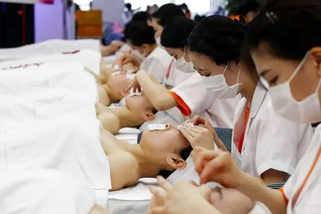 Phẫu thuật thẩm mỹ và mỹ phẩm đã trở thành một phần quan trọng của xã hội Hàn Quốc. Nhưng nhiều phụ nữ đang bắt đầu chống lại các tiêu chuẩn. Ảnh minh họa: AP