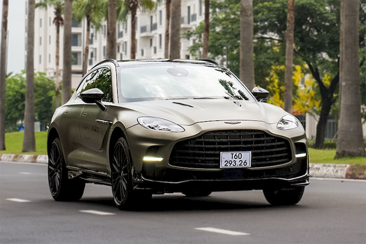 Bước vào trong cabin, Aston Martin DBX707 có bảng điều khiển trung tâm thiết kế lại với các nút bấm riêng tùy chỉnh hệ thống treo, các chế độ lái và cả hệ thống xả chủ động, giúp người dùng nhanh chóng lựa chọn các thiết lập mong muốn mà không cần đụng tới màn cảm ứng trung tâm.