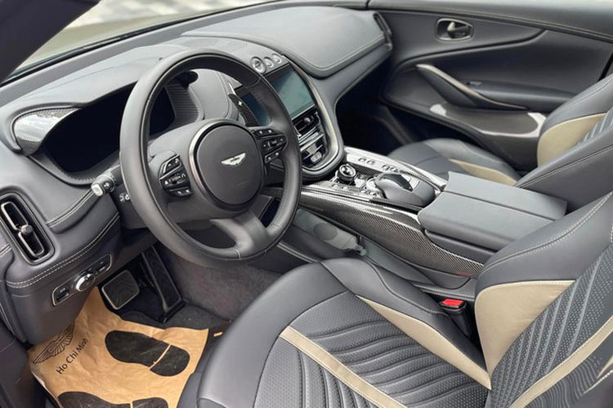 Các chi tiết bên trong xe thiết kế phong cách thể thao, kèm các đường chỉ khâu tương phản. Hãng cung cấp 3 tuỳ chọn phong cách nội thất, gồm Accelerate (tiêu chuẩn) với chất liệu pha trộn giữa da và vật liệu Alcantara. Khách hàng có thể tùy biến mọi màu sắc theo sở thích cá nhân.