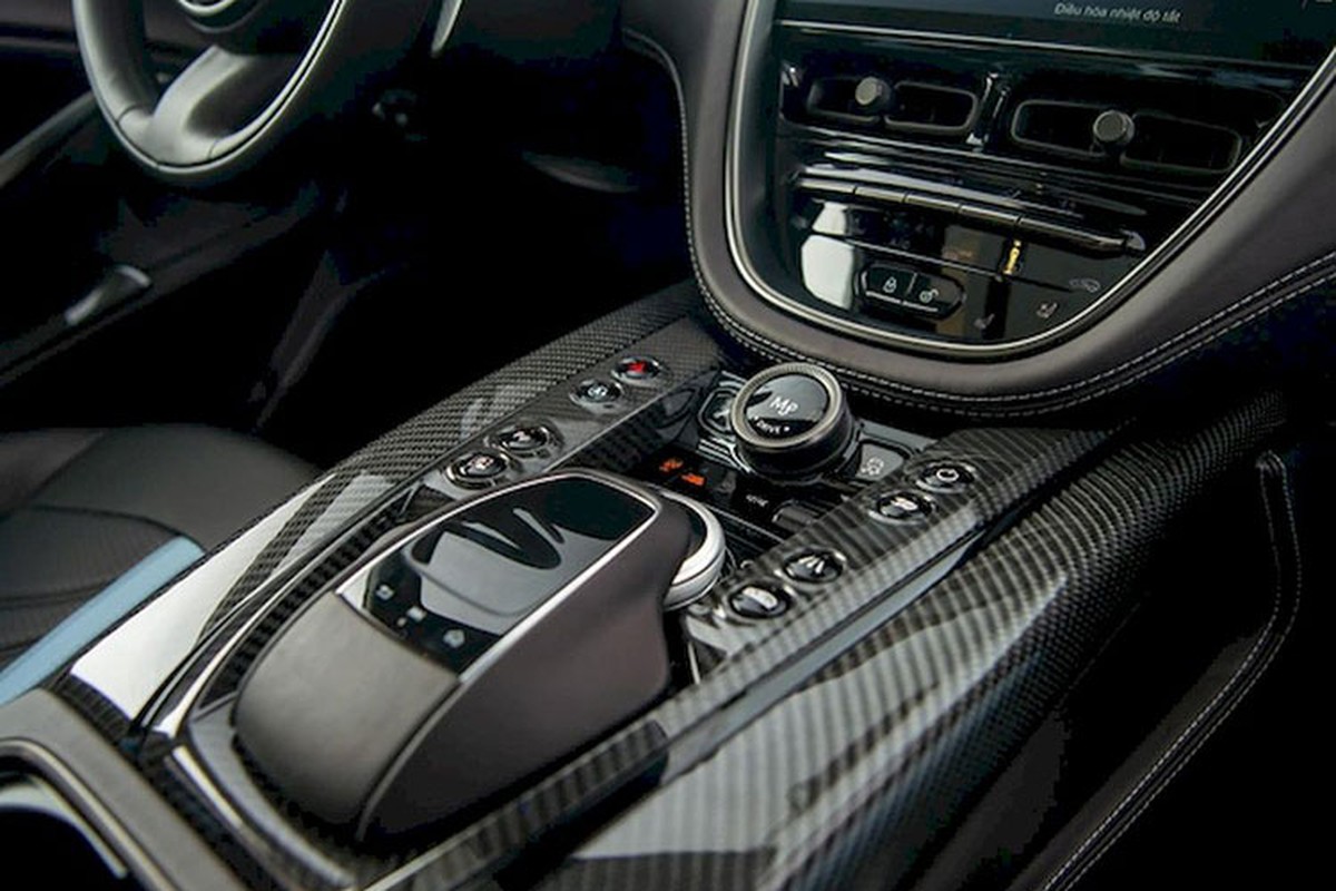 Cỗ máy tăng áp kép V8, dung tích 4.0 lít do Mercedes-AMG cung cấp trên Aston Martin DBX707 cho công suất 697 mã lực, mô-men xoắn cực đại 900 Nm. So với bản tiêu chuẩn, công suất của DBX707 tăng thêm 155 mã lực và mô-men xoắn cực đại thêm 200 Nm.