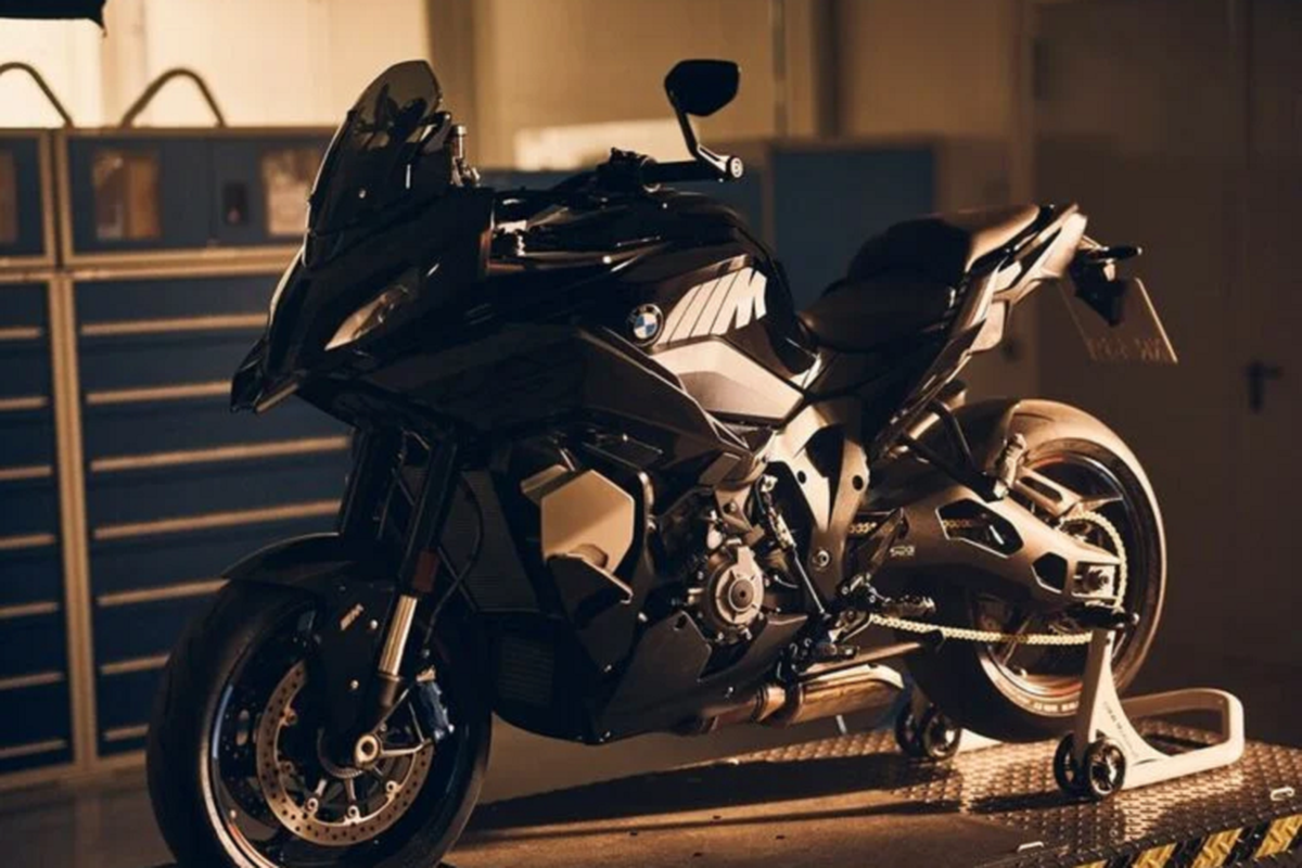 Nhìn qua hình ảnh, siêu môtô BMW M1000 XR sở hữu kính chắn gió ngắn và đèn chiếu sáng đôi tích hợp đèn định vị, ấn tượng phải kể đến các cánh gió carbon xuất hiện ở hai bên hông xe giúp cải thiện sự ổn định cũng như tăng lực ép xuống mặt đường.