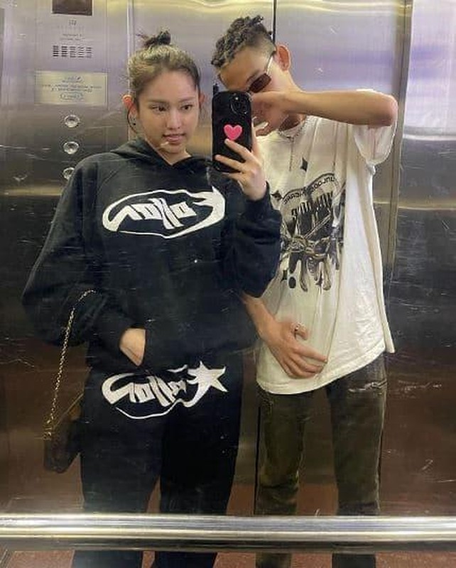 Nhưng mới đây, Thúy Vi đăng ảnh lên một trai lạ giấu mặt. Chàng trai này có gu ăn mặc khá sành điệu và trẻ trung.