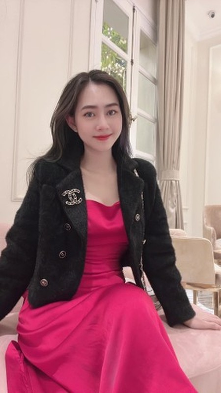 Ngoài biệt thự sang trọng, Yến Xôi cũng sở hữu xế hộp, hàng hiệu đắt tiền.