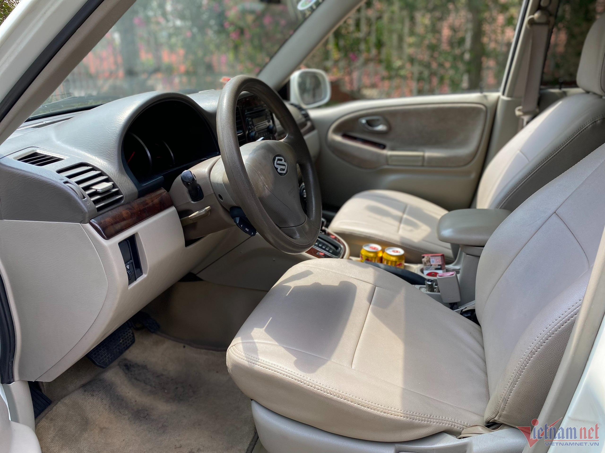 Bên trong khoang lái xe. 