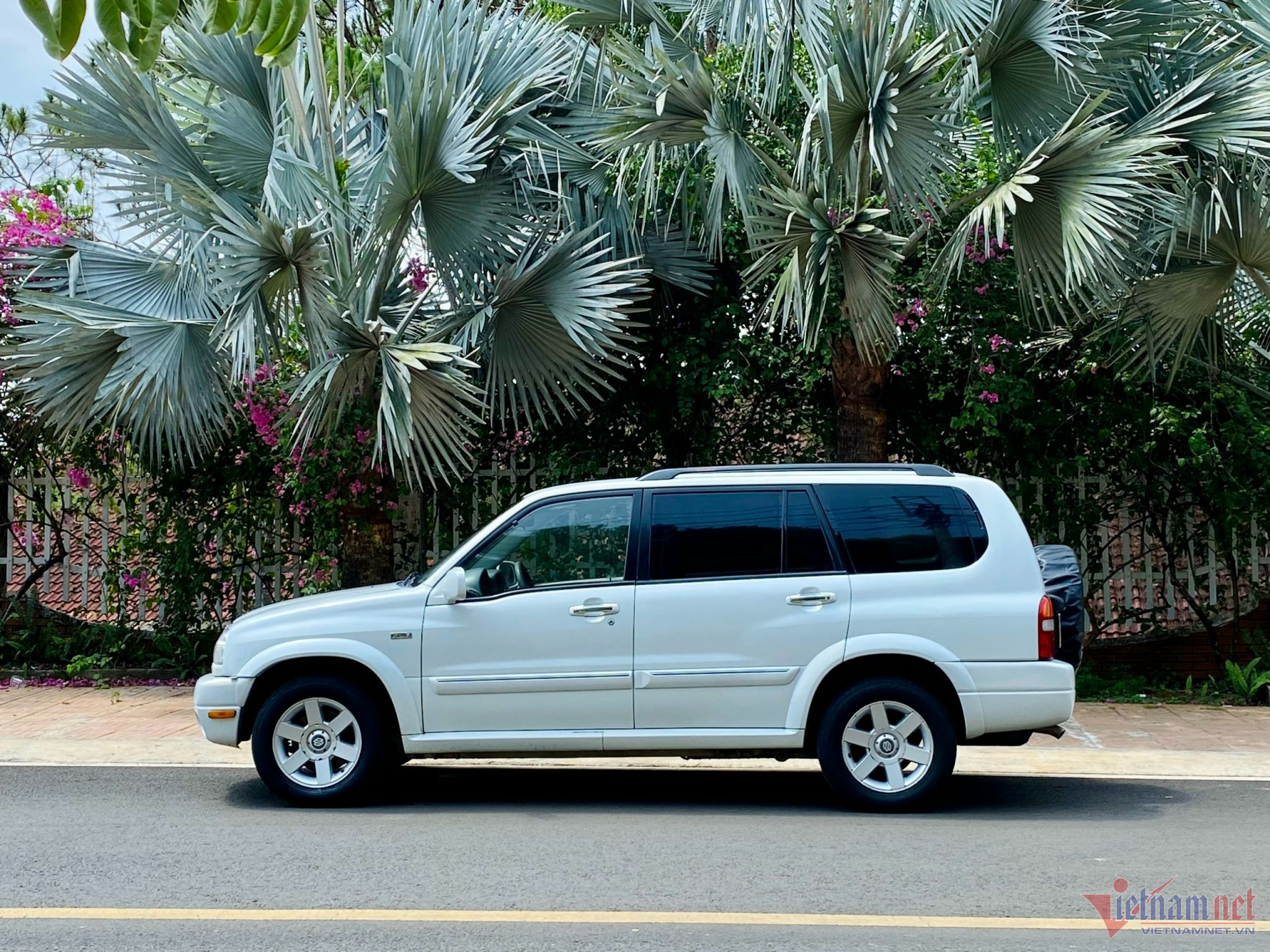 Xe 7 chỗ, thiết kế chắc chắn, khung gầm cao vượt địa hình tốt. 