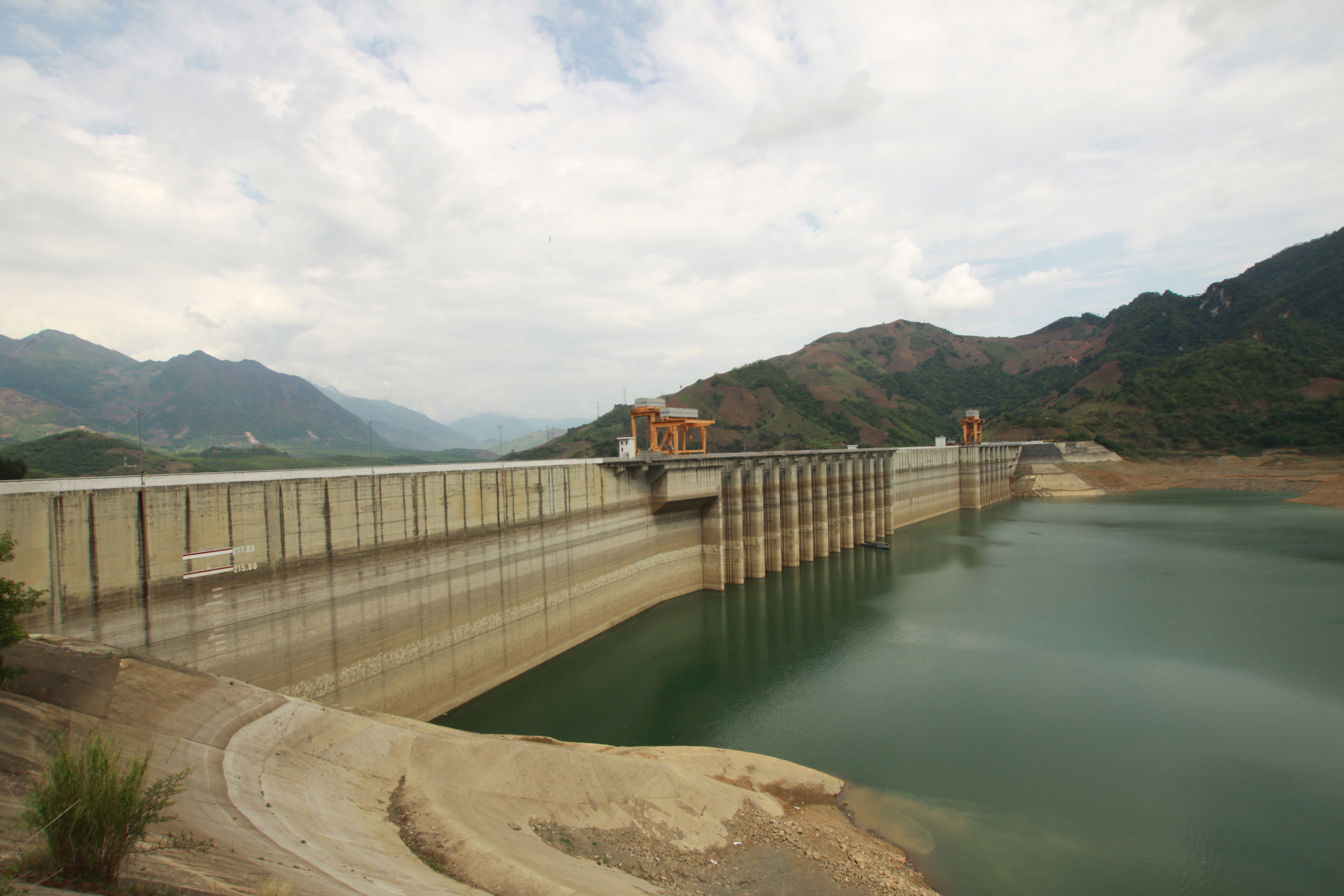 Thủy điện Sơn La những ngày này đang phải tích nước để ưu tiên cho trường hợp cung cấp điện đặc biệt.