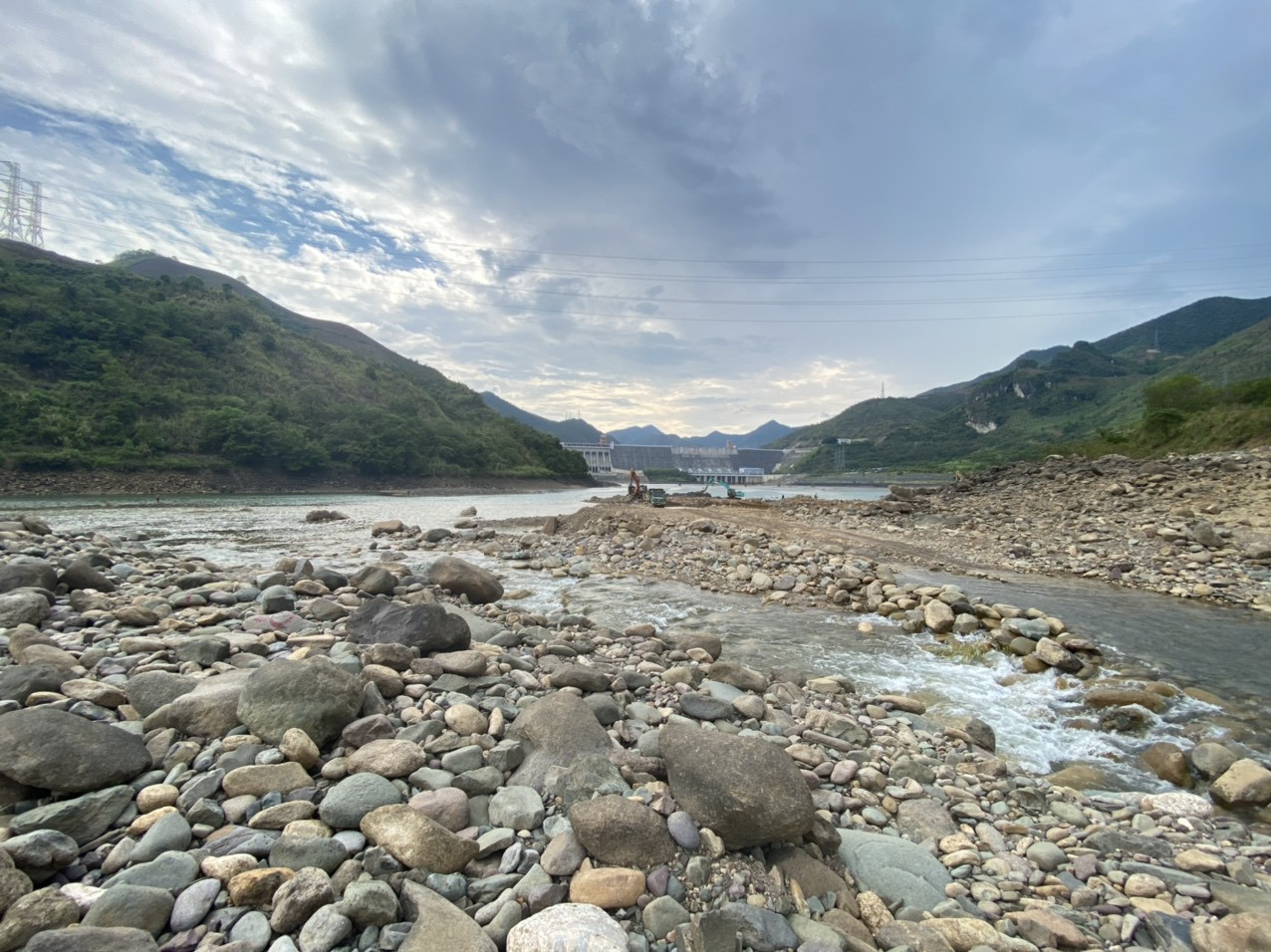 Nếu như trước đây, những khu vực phía hạ lưu của thủy điện Sơn La có mực nước dâng cao hàng chục mét, chỉ có thể di chuyển bằng tàu, thuyền thì nay người dân có thể đi bộ từ bờ bên này sang bờ bên kia với lòng sông cạn đầy cát, đá, sỏi.