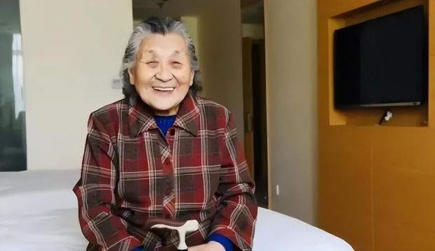 Bà Cai vui vẻ dù phải thuê khách sạn lúc về già. Ảnh: Toutiao