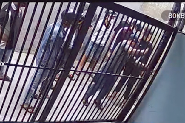 Nhóm người phá cổng nhà anh T (Ảnh cắt từ clip)