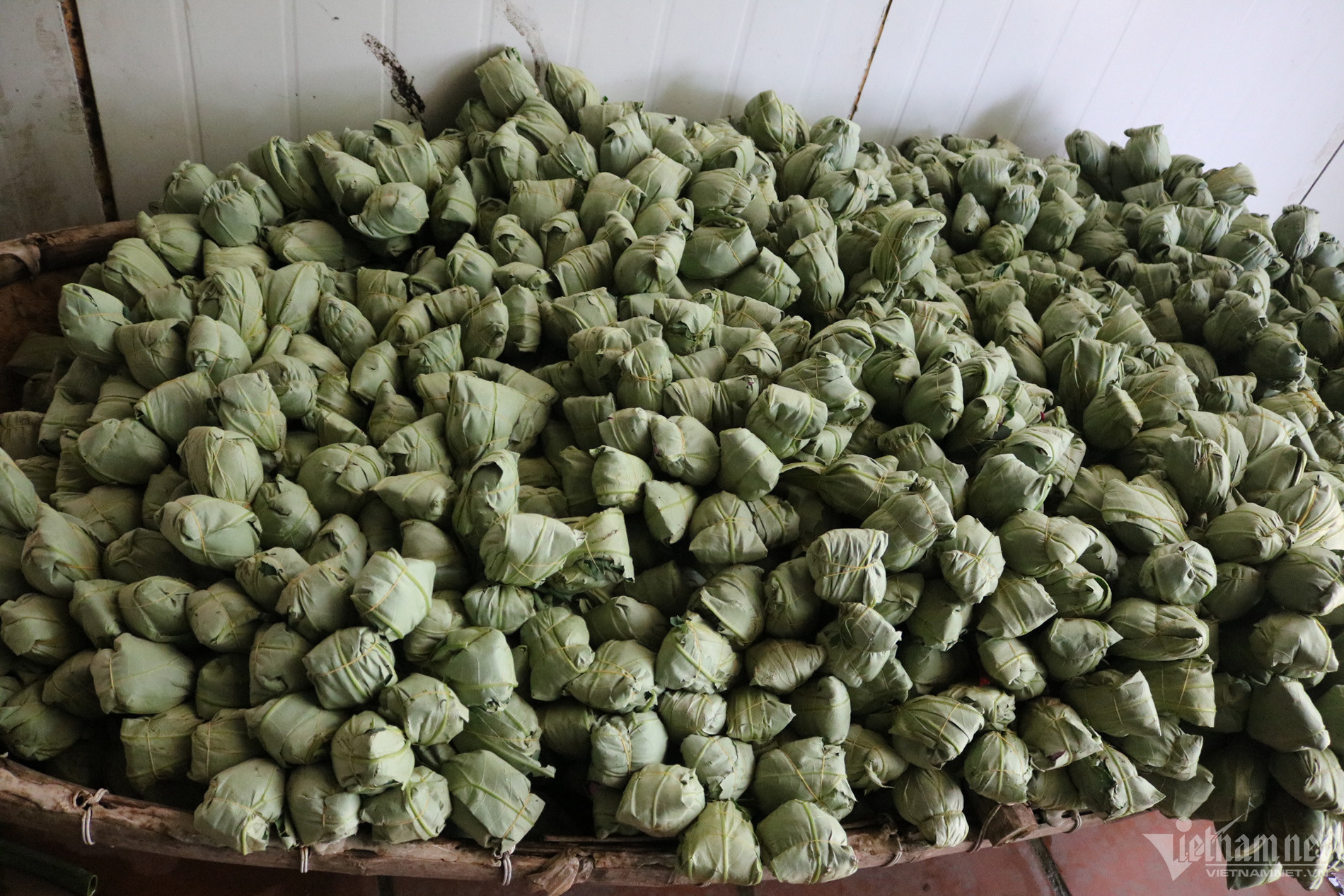 Mùa sen năm nay, anh Khanh dự kiến làm 250 nghìn bông trà ướp hoa sen (Ảnh: Đỗ Trang)