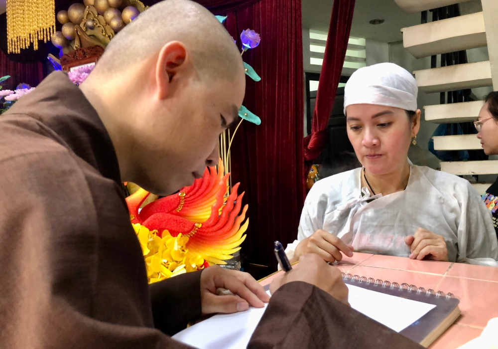 Hồng Loan nhờ sư thầy viết điếu văn cho lễ cúng. Sau lễ, Hồng Loan sẽ cùng chồng con về sống tại nhà, lo hương khói cho cha. 