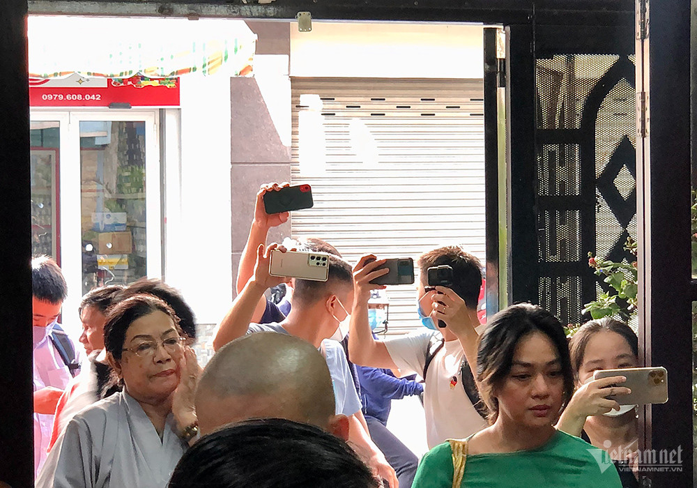 Đội ngũ YouTuber có mặt từ sáng sớm, túc trực trước nhà nghệ sĩ. Họ vây kín trước nhà khi mọi người đang làm lễ bên trong. 