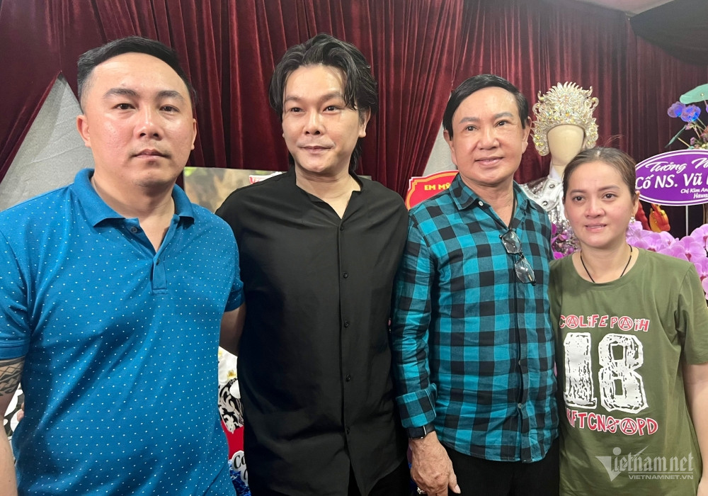 Vợ chồng Hồng Loan chụp ảnh cùng nghệ sĩ Linh Tý và Quốc Thanh - người bạn thân của cha Vũ Linh. 