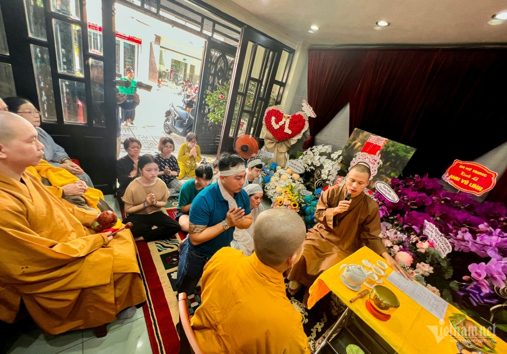 Sáng 12/6, gia đình NSƯT Vũ Linh tổ chức lễ cúng 100 ngày cho ông tại nhà riêng ở quận Phú Nhuận, TP.HCM. Từ sáng sớm, mọi người cùng chư tăng tụng kinh cầu siêu cho cố nghệ sĩ.