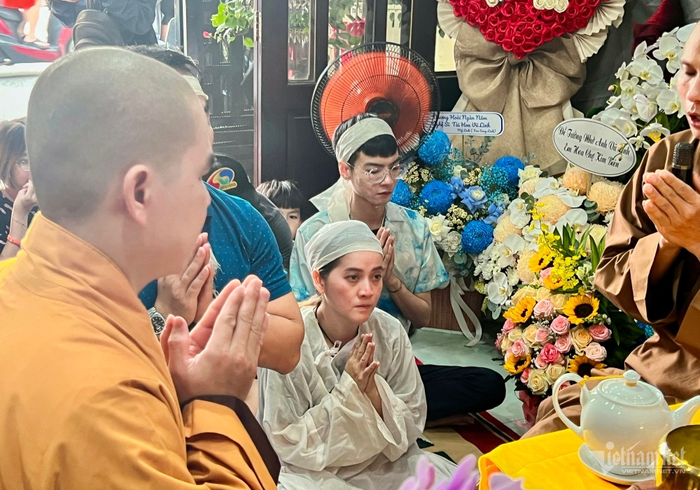 Chị Hồng Loan - con gái cố nghệ sĩ - mặc đồ tang, cùng người thân làm lễ theo nghi thức Phật giáo. Lễ cúng diễn ra lúc 9h sáng tại nhà riêng, sau đó gia đình di chuyển lên mộ của nghệ sĩ tại Nghĩa trang Hoa viên Bình Dương. 