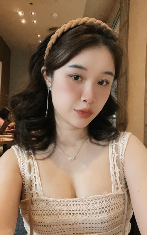 Điểm dễ nhận thấy nhất chính là mái tóc dài thương hiệu của bạn gái cũ Văn Toàn đã cắt ngắn, dù vậy Trang Nhung vẫn rất xinh đẹp, rạng rỡ.