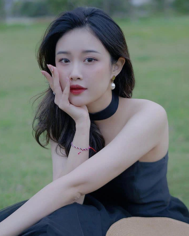 Trong những bức hình mới đăng tải, cô nàng xinh tươi mơn mởn, thần thái chuẩn mẫu ảnh.