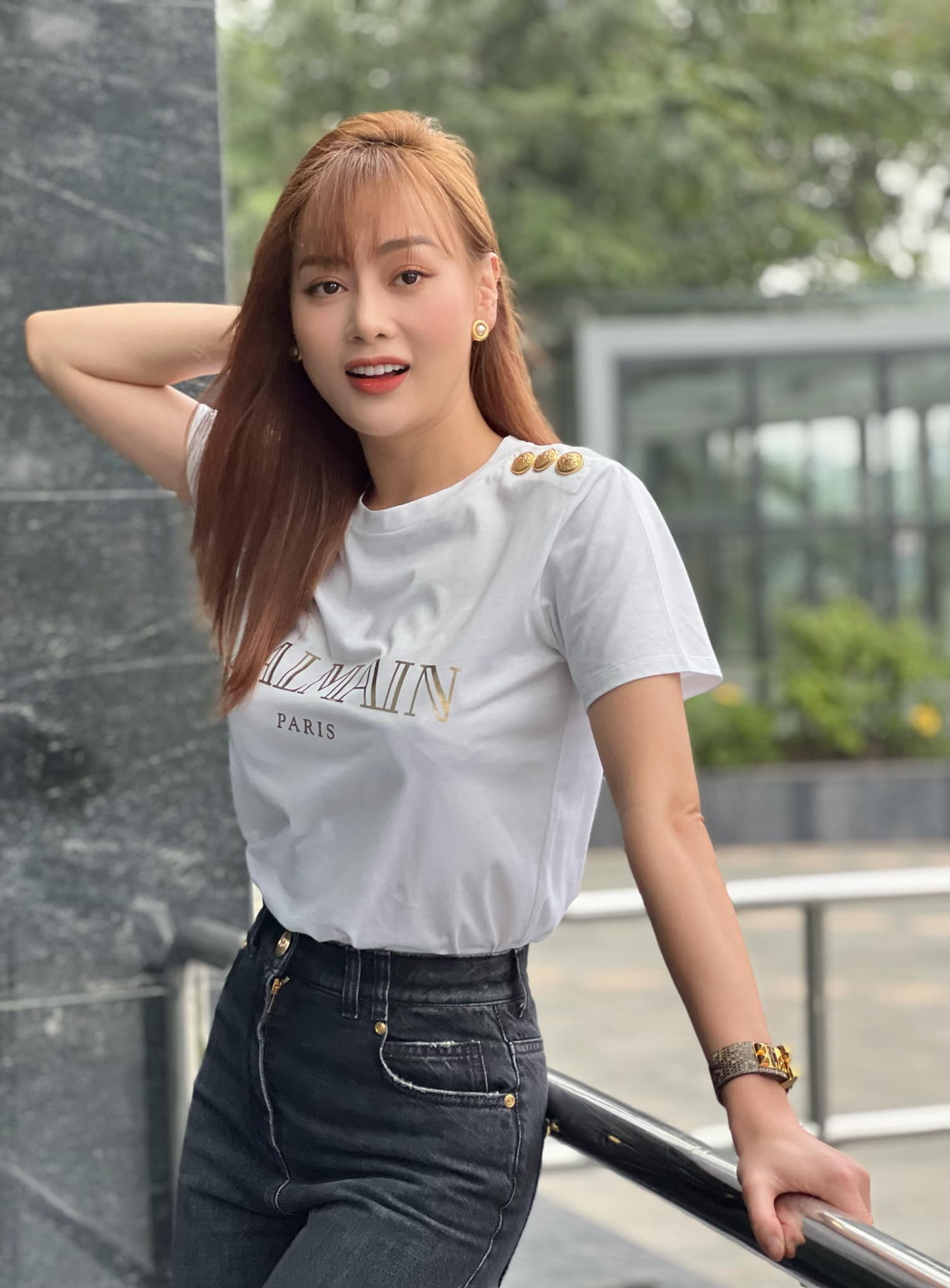 Hai tháng sau tiết lộ đang độc thân, Phương Oanh và Shark Bình đều xác nhận họ đang hẹn hò. 