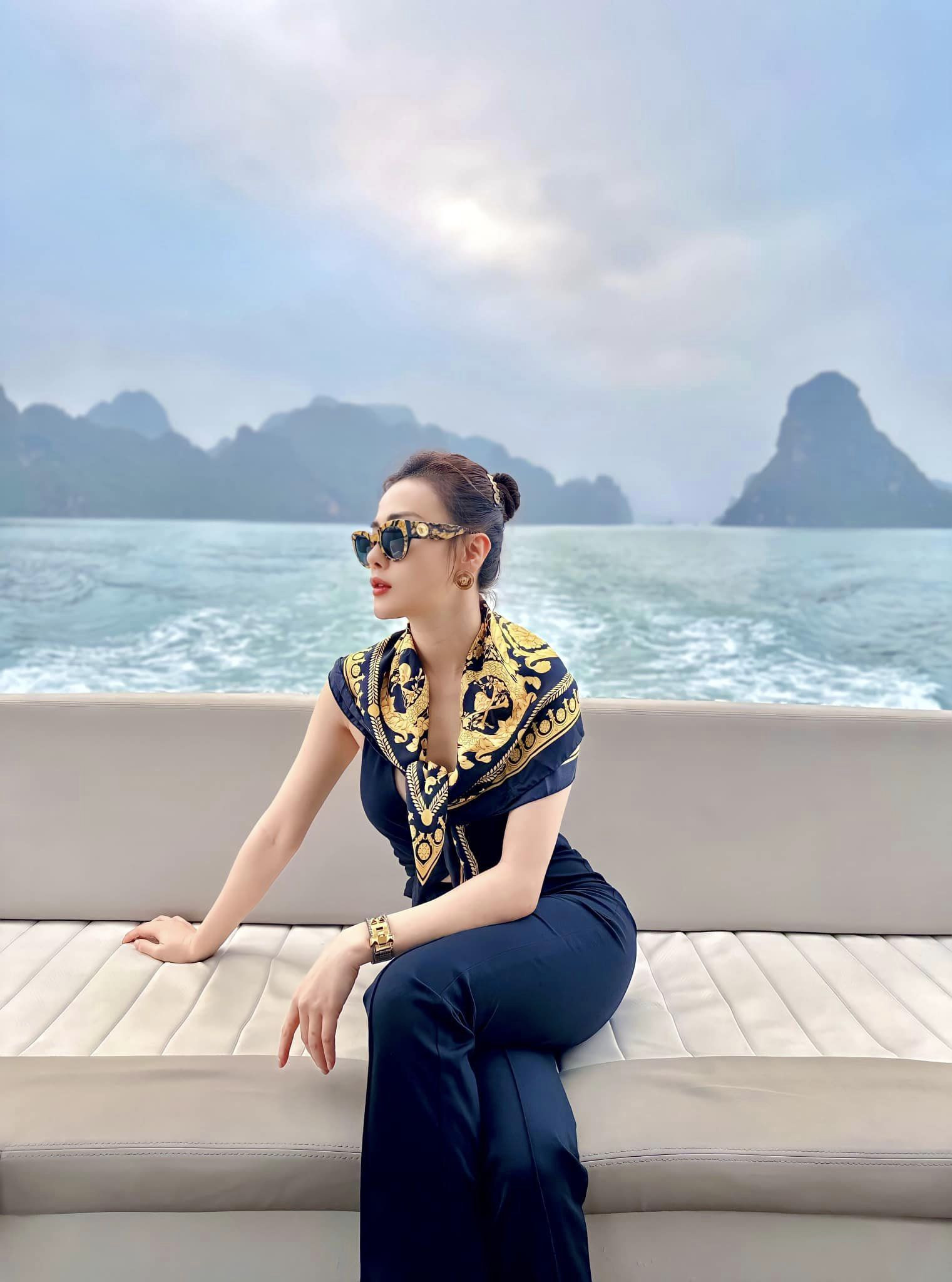 Tháng 6/2022, Phương Oanh tiết lộ lại trở về với cuộc sống độc thân. Sau nhiều biến cố tình cảm, nữ diễn viên mong muốn tìm được một người đàn ông thành đạt, có kiến thức, phù hợp với tính cách của mình để gắn bó lâu dài. Phương Oanh nói về mẫu người yêu lý tưởng: 