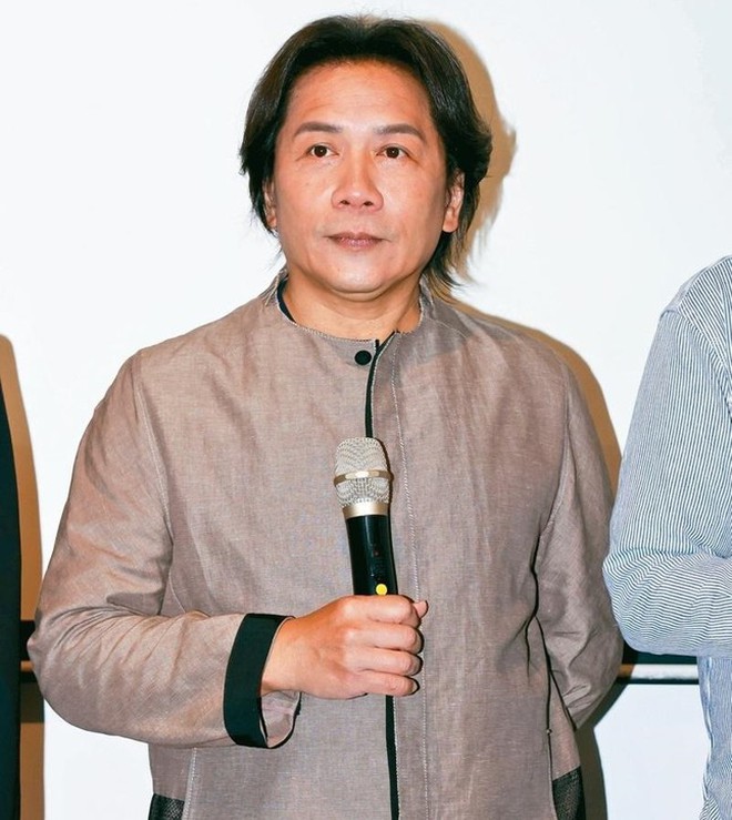 Hứa Kiệt Huy là nghệ sĩ đa tài, có vị thế lớn tại Đài Loan nhưng phải rút khỏi giới giải trí vì bê bối quấy rối tình dục học viên nữ.