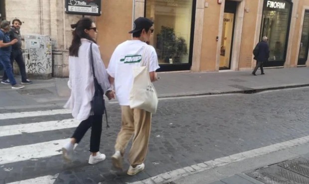 Trong nhiều tháng qua, nam tài tử sống ở Ý cùng vợ. Nhiều lần cặp đôi được bắt gặp xuất hiện trên đường phố Rome...