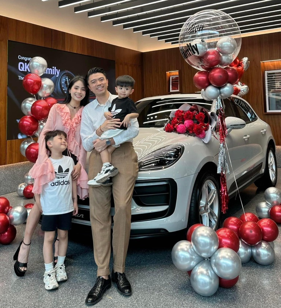 Ông xã của Kiều Anh đam mê ôtô, sở hữu nhiều mẫu xe giá niêm yết từ 2,9 - 4,7 tỷ đồng, phục vụ công việc và cuộc sống hàng ngày, đưa đón con đi học. Cặp đôi còn mua liên tiếp 2 chiếc xe sang trong vòng 1 năm. 