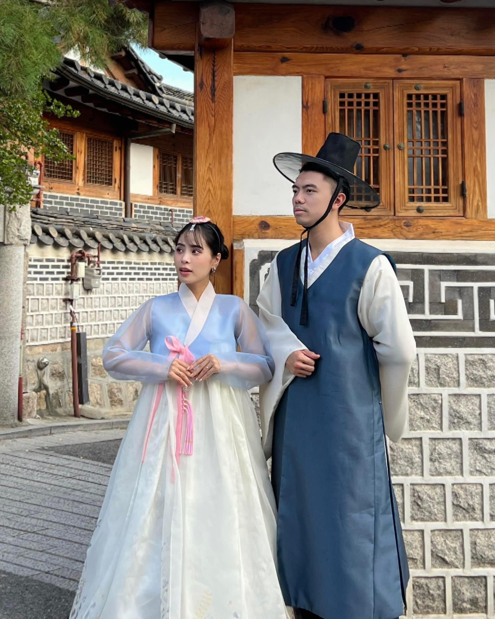  Kiều Anh chia sẻ cô và ông xã gắn bó với nhau 10 năm. Lần đầu gặp gỡ, cặp đôi trò chuyện suốt 3 tiếng, sau đó cảm mến và tiến đến hẹn hò. Năm 2015, cô kết hôn ở tuổi 21 khi chưa tốt nghiệp đại học.