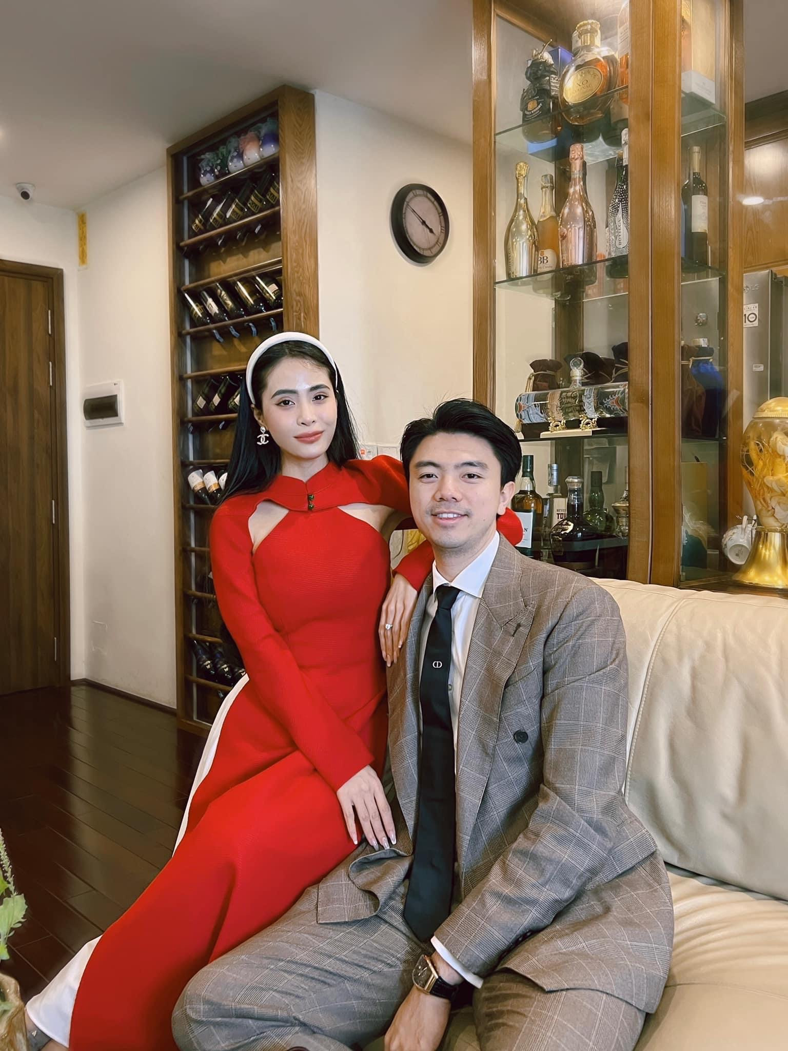 Cặp đôi đang sống trong một căn hộ cao cấp, rộng 300m2 ở trung tâm Hà Nội. Phòng khách rộng, sử dụng 2 tông màu trắng - nâu chủ đạo, kết hợp phong cách tối giản lẫn hiện đại. Phòng ngủ và phòng tắm được thiết kế rộng rãi, sang trọng. 