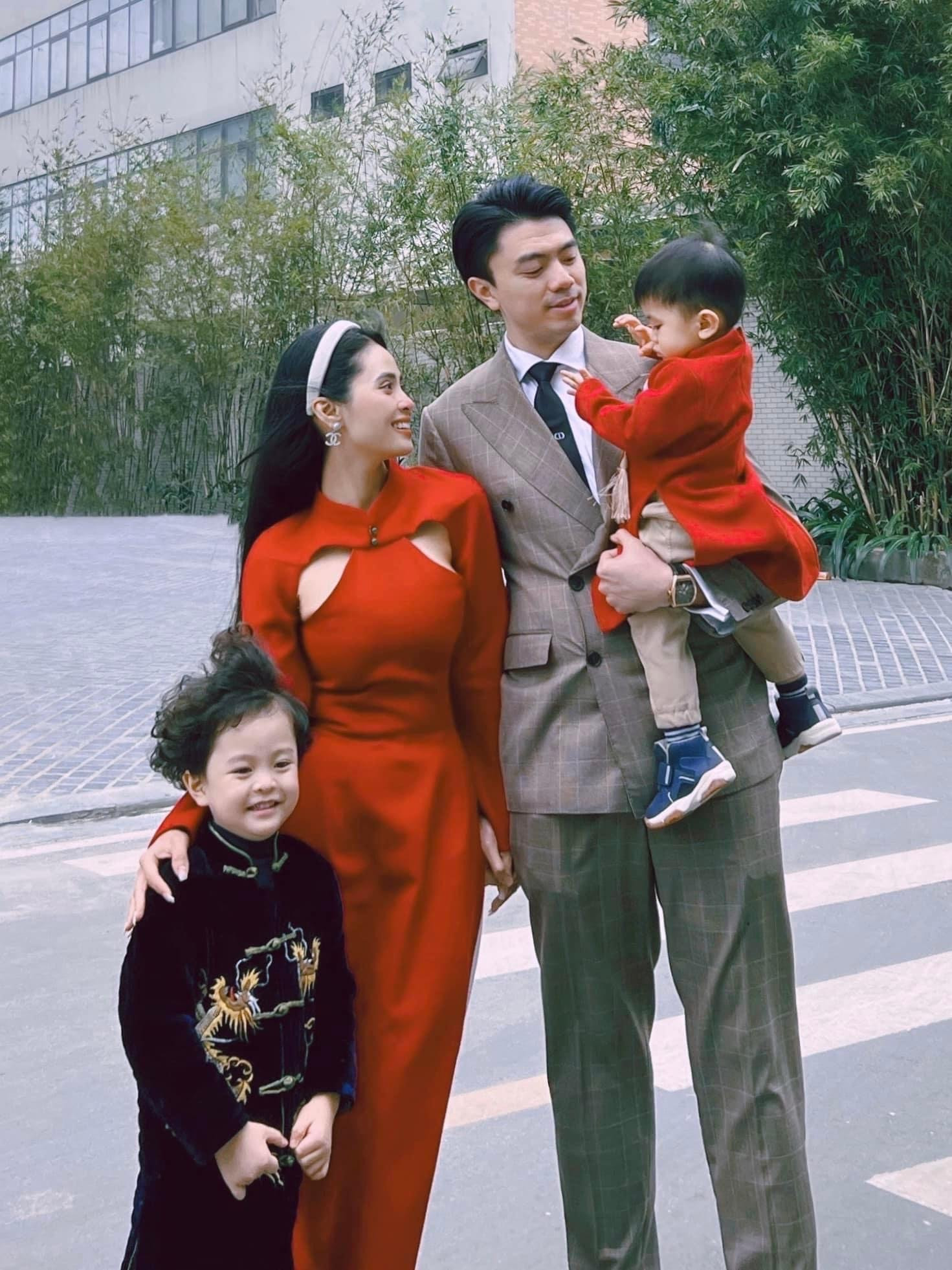 Cặp đôi Kiều Anh và Văn Quỳnh có hai cậu con trai kháu khỉnh. Từ khi sinh con, ca nương Kiều Anh rút khỏi showbiz, dành thời gian vun vén gia đình. Trên trang cá nhân, cô thường đăng hình ảnh cuộc sống hạnh phúc và chia sẻ kinh nghiệm làm mẹ bỉm sữa, nuôi dạy con.