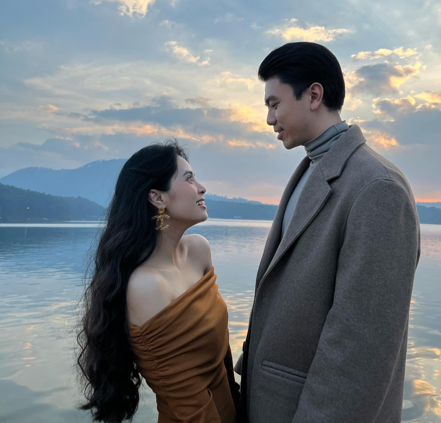 Chồng của Kiều Anh là Văn Quỳnh, cháu trai cố giáo sư Văn Như Cương, con trai nhà giáo Văn Thùy Dương - Phó hiệu trưởng Trường THPT Lương Thế Vinh (Hà Nội). Hiện tại, Văn Quỳnh làm việc trong lĩnh vực giáo dục. 