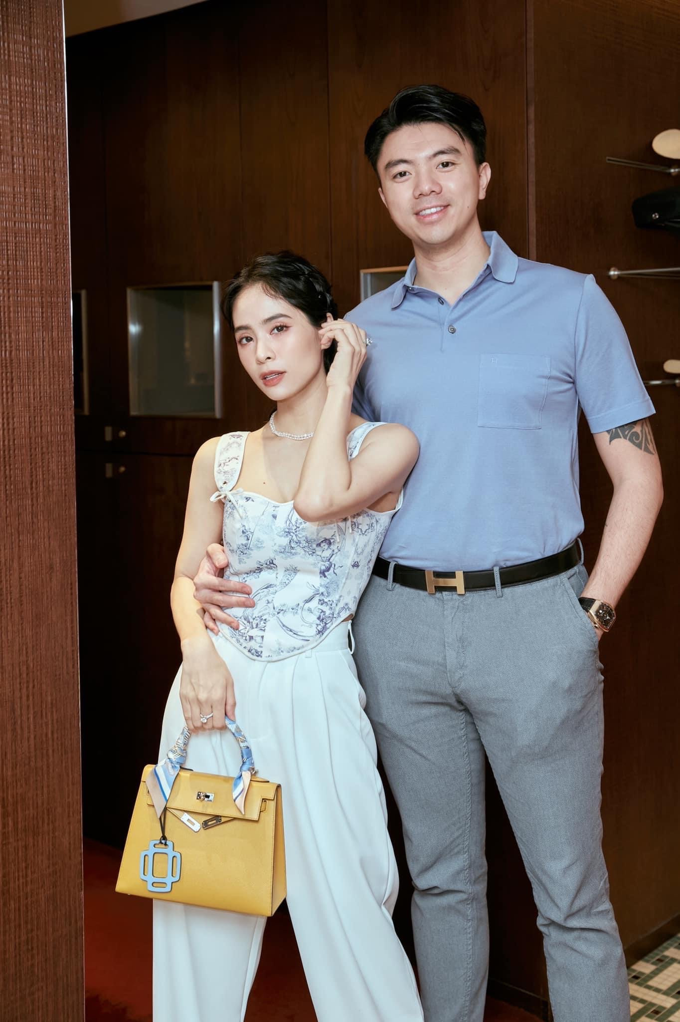 Vợ chồng ca nương sở hữu nhiều bộ sưu tập đồ hiệu đắt đỏ gồm: xe sang, đồng hồ, túi xách...