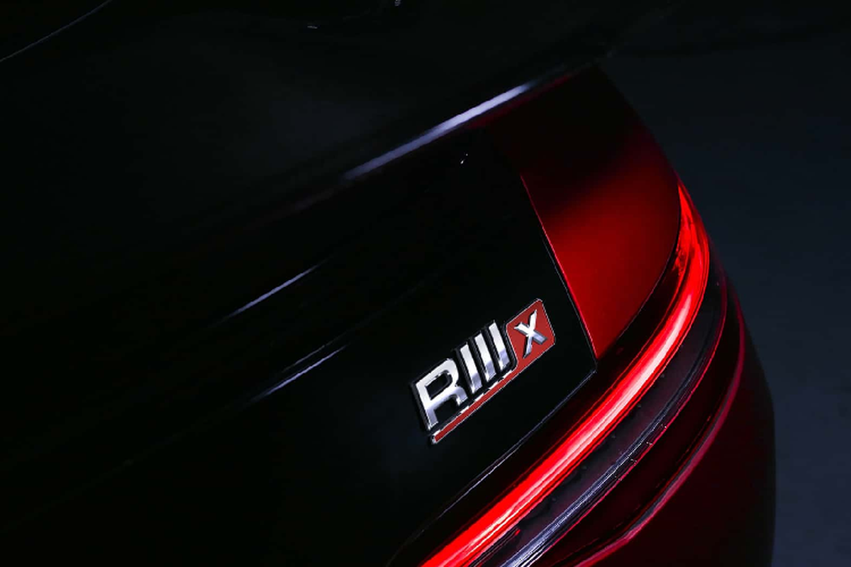 Các chi tiết gồm bộ chia trước, cánh mũi trước, ốp sườn hai mảnh, bộ khuếch tán phía sau và cánh gió có thể điều chỉnh,... tất cả đều cải thiện lực ép của xe xuống mặt đường. Bộ mâm nguyên bản của GT63 được thay thế bằng mâm RENNtech RPS 10.2 có kích thước 21 inch ở bánh trước và 22 inch ở bánh sau; đi kèm bộ lốp Michelin Pilot Sport 4S.