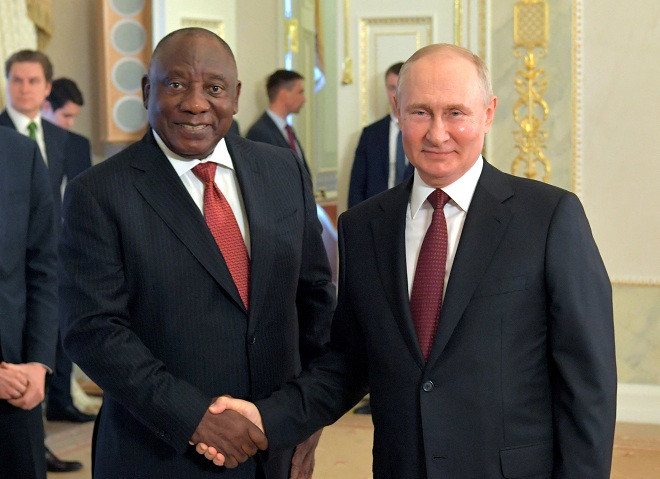 Tổng thống Nam Phi Cyril Ramaphosa và Tổng thống Nga Vladimir Putin tại St. Petersburg. Ảnh: Reuters