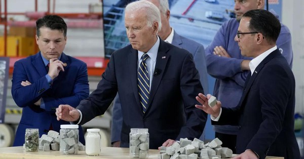 Tổng thống Joe Biden lắng nghe Thống đốc Pennsylvania Josh Shapiro (phải) tại sân bay quốc tế Philadelphia ở Philadelphia hôm 17-6 sau chuyến thị sát trên không hiện trường vụ sập đường cao tốc Liên bang 95 - Ảnh: AP