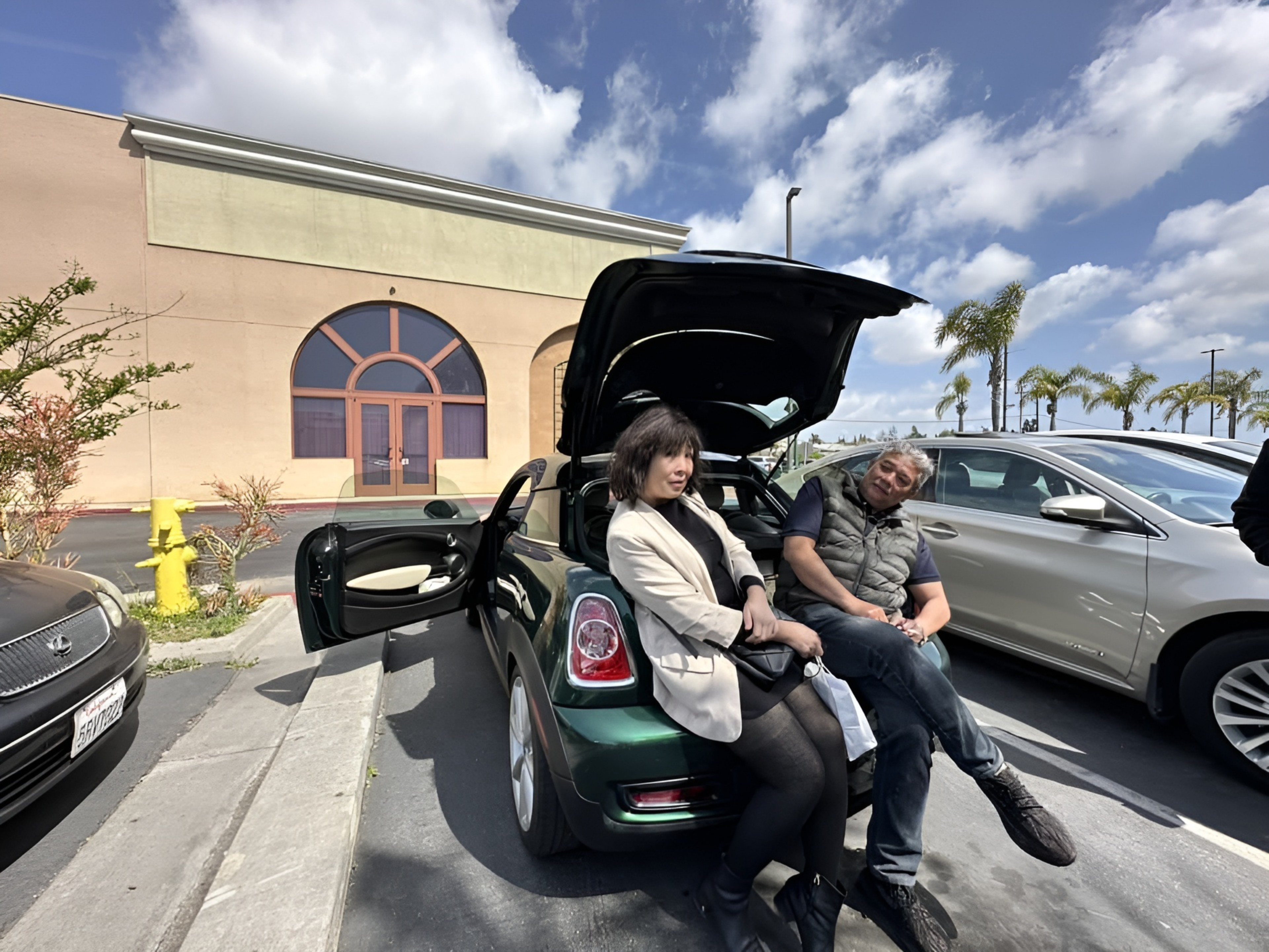 Hồng Vân khuyên chồng giảm cân sau đó đồng hành, cổ vũ anh suốt quá trình. Chị cũng phụ anh cho đi tủ quần áo cũ, mua mới toàn bộ.