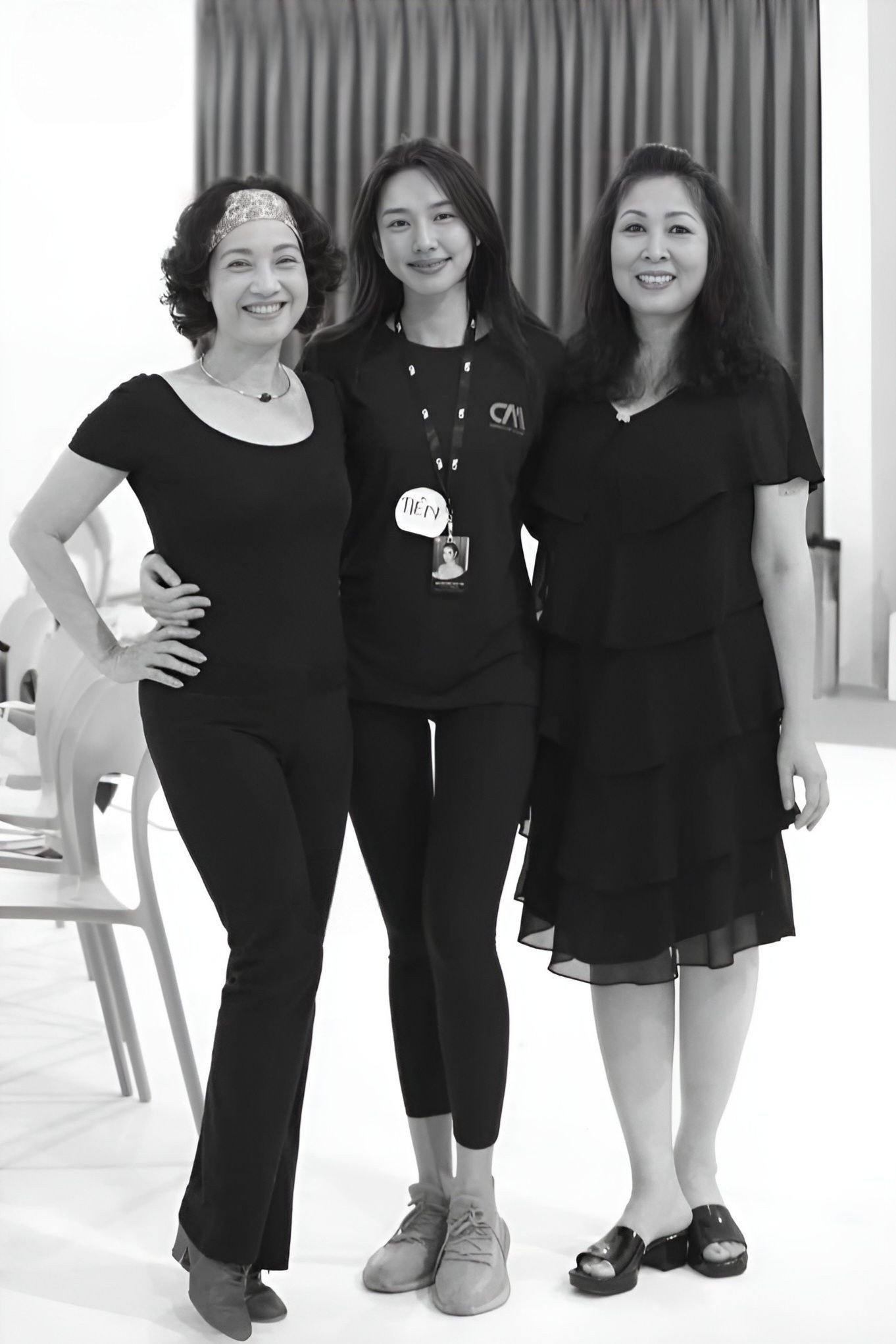 Giảm cân thành công, Hồng Vân tự tin diện nhiều phong cách thời trang khác nhau cũng như chụp ảnh với đồng nghiệp. 