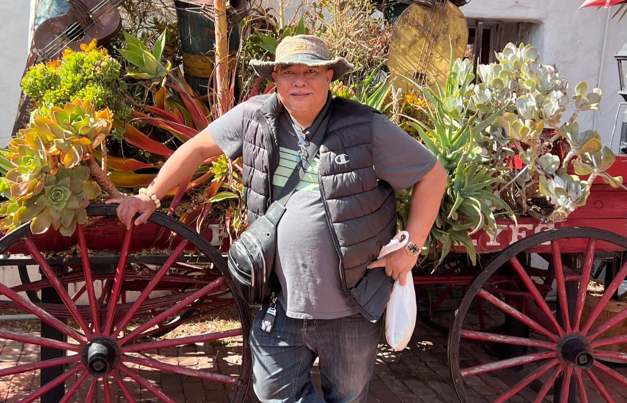 Chồng Hồng Vân - diễn viên, nhà sản xuất Lê Tuấn Anh gây ấn tượng khi giảm từ 126kg còn 84kg. Thời thân hình quá khổ, anh đối diện nhiều bệnh nền như tim mạch, mỡ máu, đường huyết và đau khớp gối. Dù từ lâu không quan tâm vấn đề nhan sắc, anh vẫn khó chịu cảnh 'bụng như bầu 9 tháng, thở thôi cũng mệt'. 