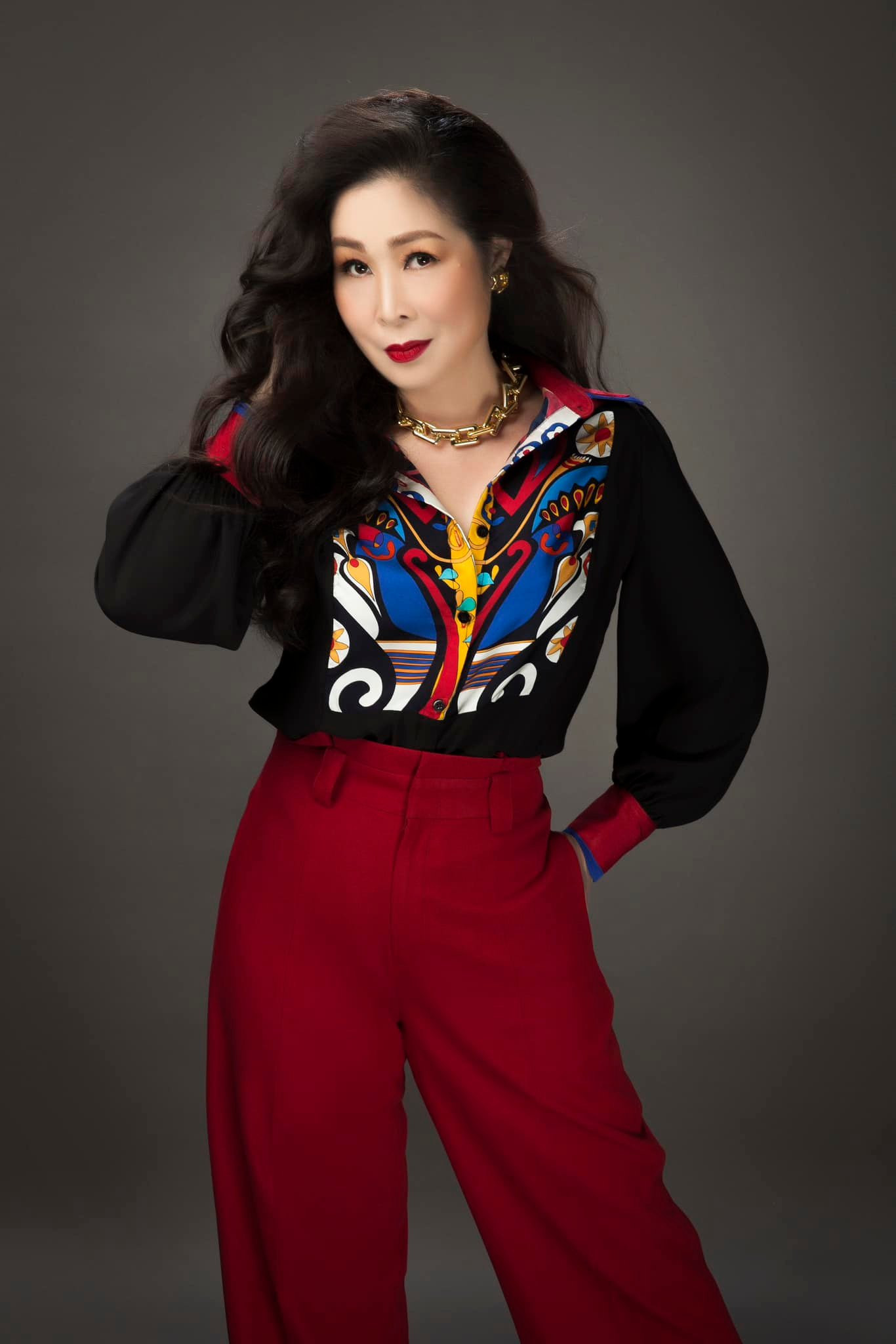 Trước đó, Hồng Vân nỗ lực giảm 14kg để chụp bộ ảnh đánh dấu tuổi 57. Nghệ sĩ hạn chế dung nạp thực phẩm gây tăng cân nhưng không cắt hoàn toàn, giảm tinh bột, tăng cường rau xanh, củ quả.