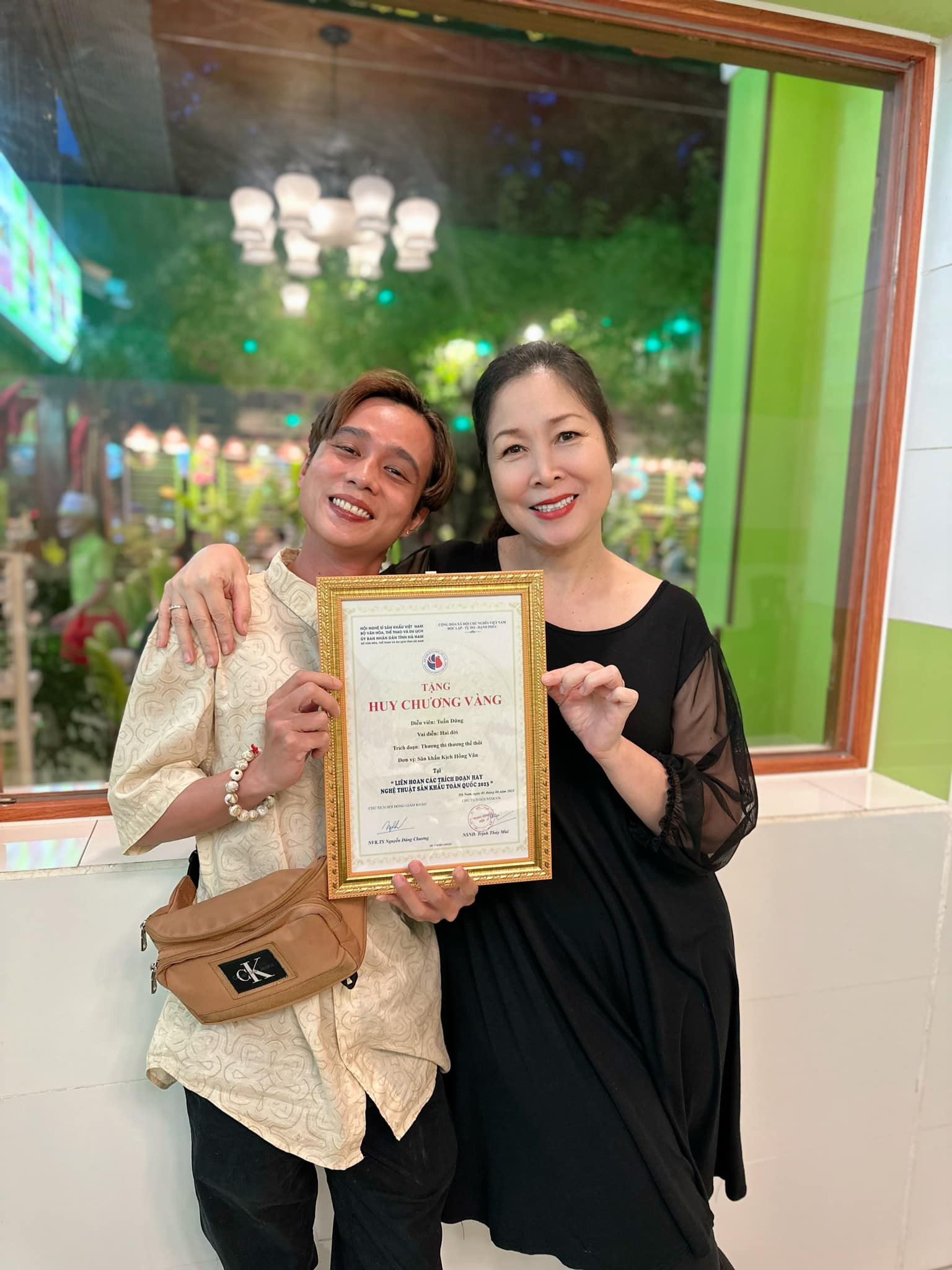 Hồng Vân nhận nhiều lời khen từ gia đình, bạn bè. 