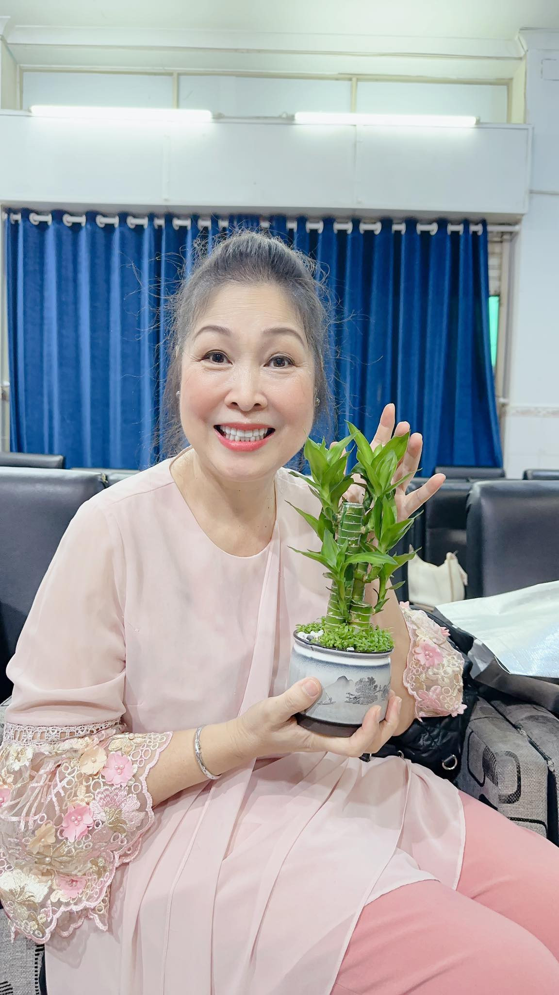 Dù vậy, Hồng Vân không có ý định giảm cân thêm vì đã hài lòng với ngoại hình hiện tại. Sắp tới, chị sẽ thực hiện một bộ ảnh áo dài.