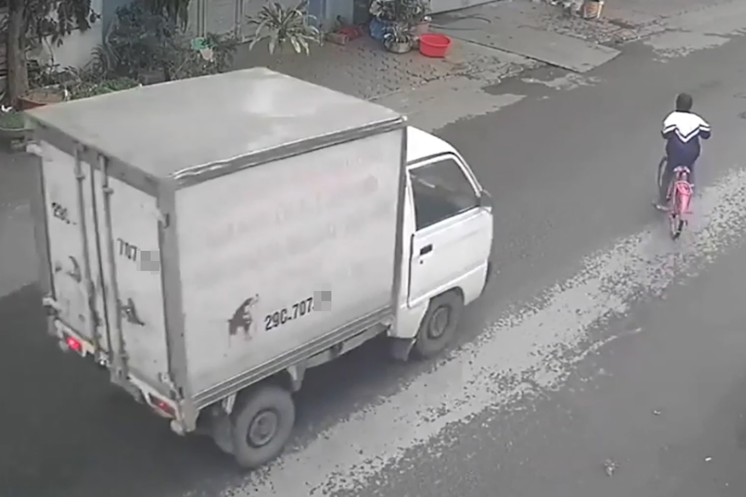 Bé trai bất ngờ đi xe đạp sang đường khiến tài xế ô tô tải phanh gấp (Ảnh chụp mành hình)